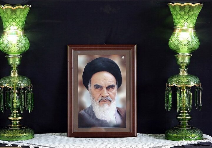 عشق به امام خمینی(ره) بدون تبعیت از ولی فقیه یک ادعای دروغ است