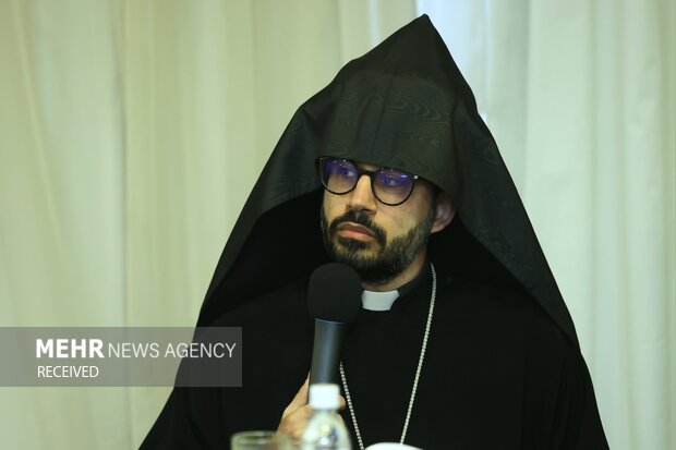 نشست رئیس مجلس شورای اسلامی با نمایندگان ادیان توحیدی