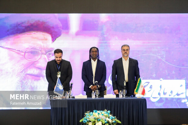 امضای قرارداد رسمی کلارنس سیدورف