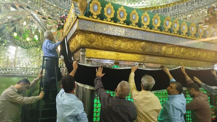 تعویض پرچم ضریح سید جلال‌الدین اشرف در شب شهادت امام محمدباقر (ع)