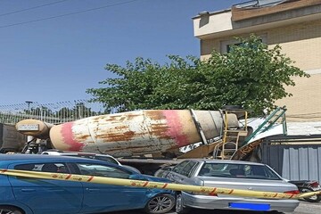 برخورد میکسر بتن با ۳ خودرو در سعادت‌آباد تهران