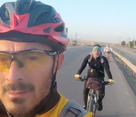 حرکت نمادین سه دوچرخهسوار از شهر دندی به مقصد حرم امام خمینی(ره)