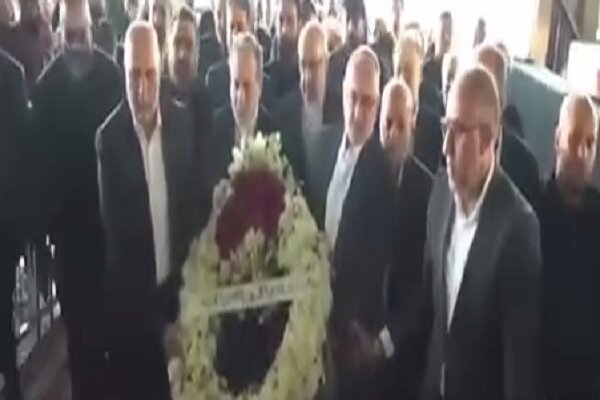 عراقجي يضع اكليل الزهور على ضريح الشهيد حسن نصرالله عراقجي يضع اكليل الزهور على ضريح الشهيد حسن نصرالله