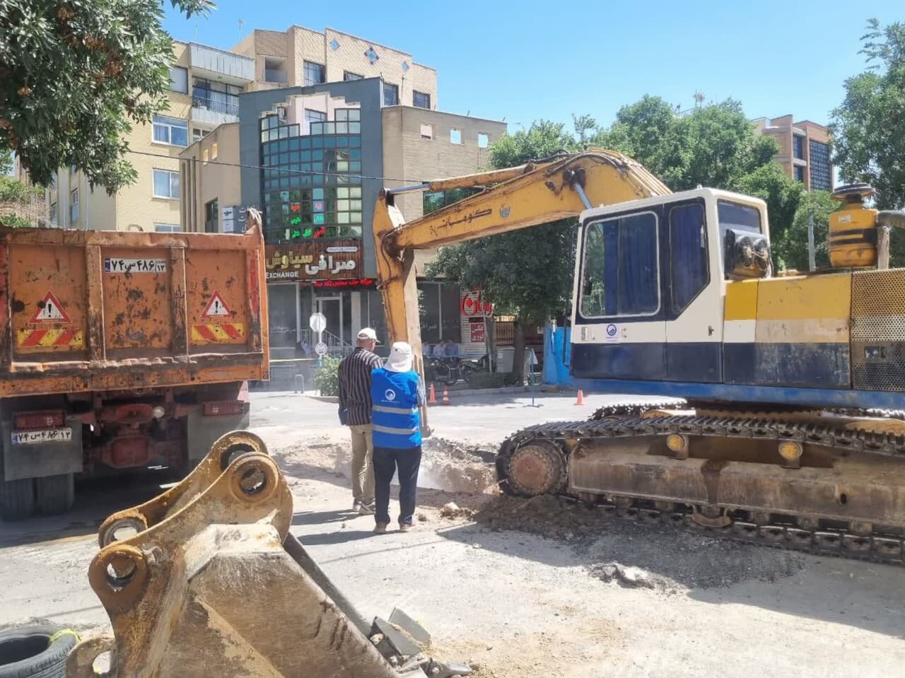 ریزش آسفالت خیابان شهید قدوسی آپادانا به دلیل فرسودگی خط لوله فاضلاب