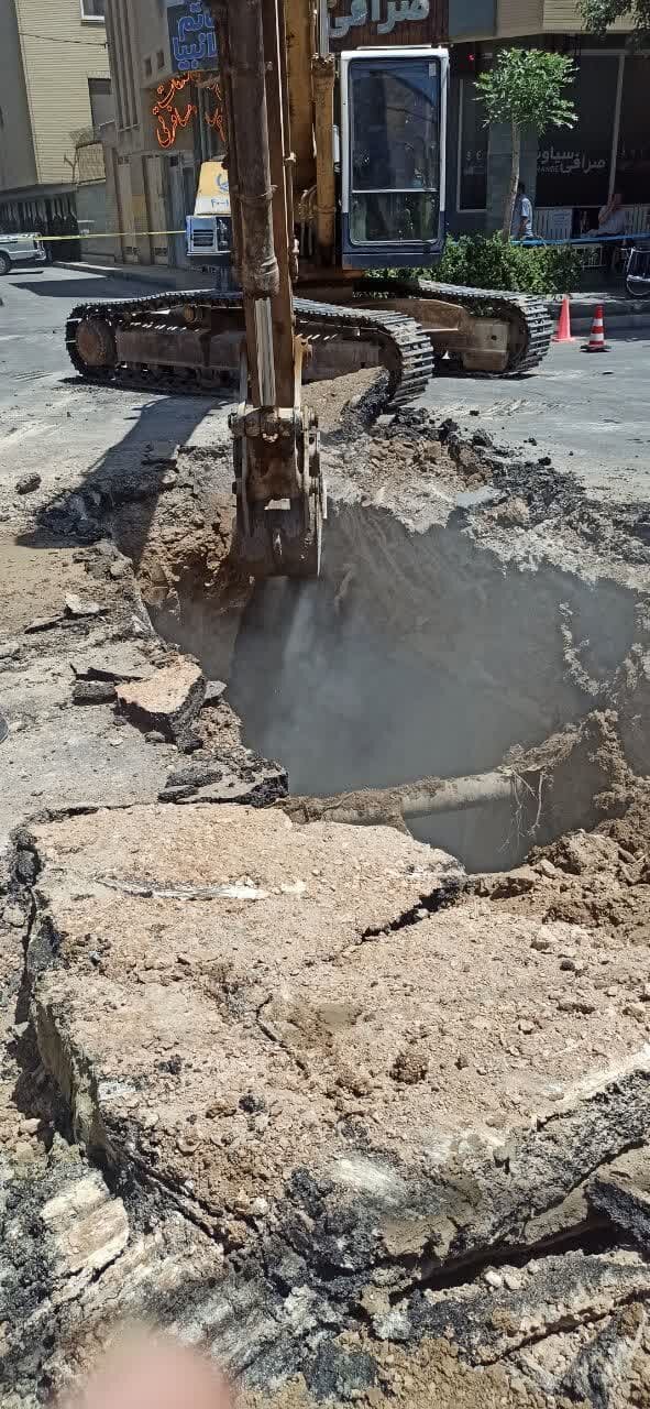 ریزش آسفالت خیابان شهید قدوسی آپادانا به دلیل فرسودگی خط لوله فاضلاب