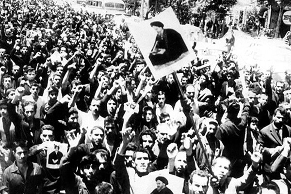 ۱۵ خرداد ۴۲ در خیابان های قم، تهران و شیراز چه خبر بود؟ ؛ نقش مهم حوزه