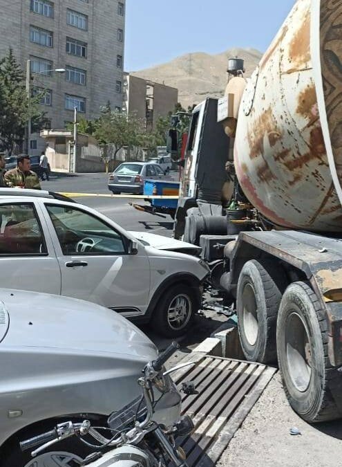 برخورد میکسر بتن با ۳ خودرو در سعادت‌آباد تهران