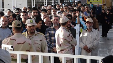 یوم عرفہ پر کربلا میں حاضری کے لئے مہران بارڈر پر زائرین کا ازدحام