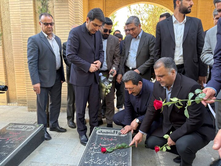 وزیر صمت به مقام شامخ شهدای سنندج ادای احترام کرد وزیر صمت به مقام شامخ شهدای سنندج ادای احترام کرد