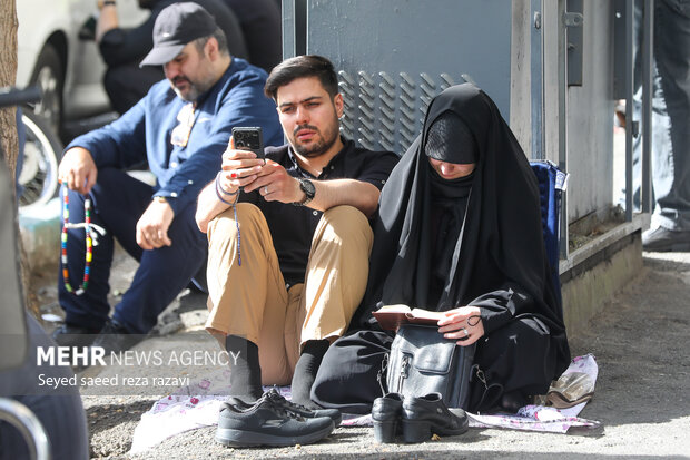 مراسم دعای عرفه در حسینیه صنف لباس فروش‌های تهران