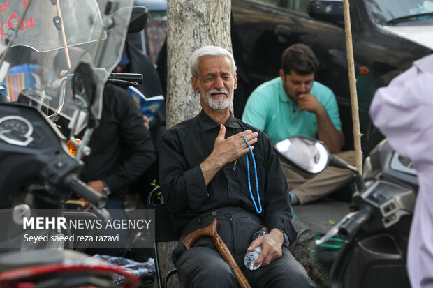 مراسم دعای عرفه در حسینیه صنف لباس فروش‌های تهران