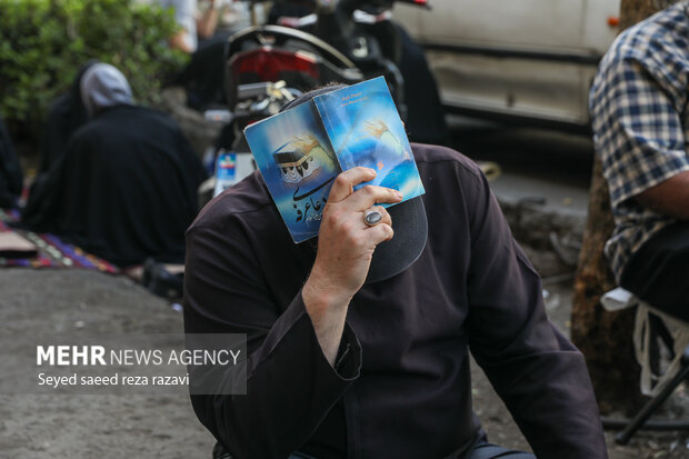 مراسم دعای عرفه در حسینیه صنف لباس فروش‌های تهران