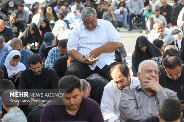مراسم دعای عرفه در حسینیه صنف لباس فروش‌های تهران
