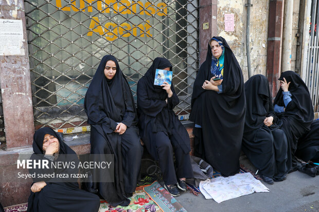 مراسم دعای عرفه در حسینیه صنف لباس فروش‌های تهران