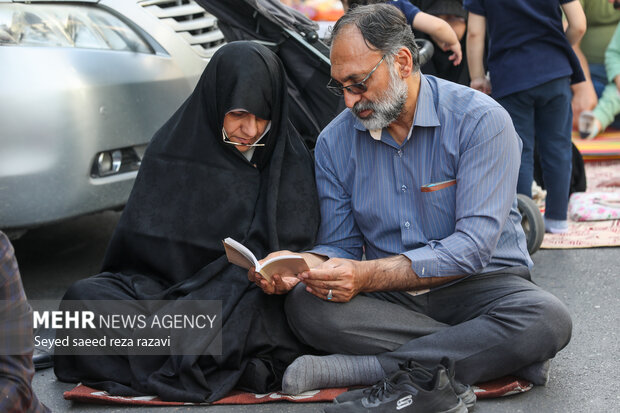 مراسم دعای عرفه در حسینیه صنف لباس فروش‌های تهران