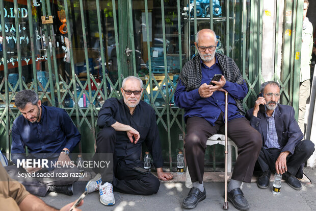 مراسم دعای عرفه در حسینیه صنف لباس فروش‌های تهران