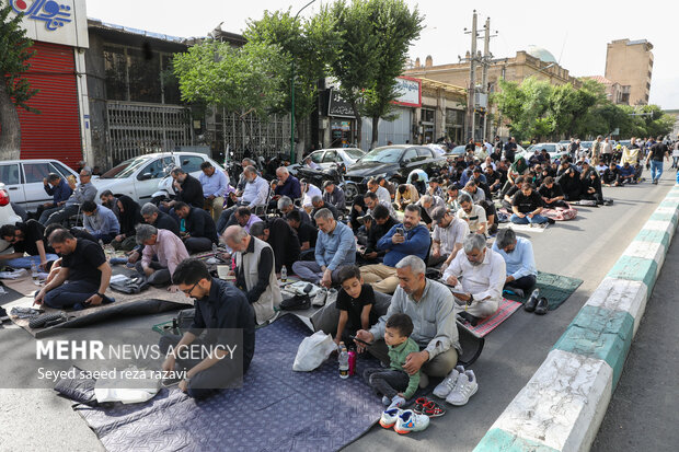 مراسم دعای عرفه در حسینیه صنف لباس فروش‌های تهران
