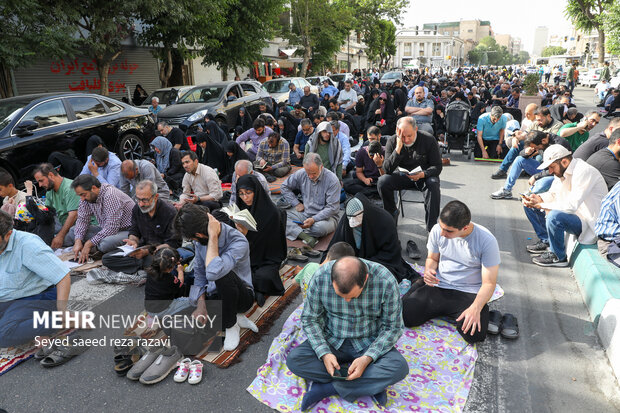 مراسم دعای عرفه در حسینیه صنف لباس فروش‌های تهران