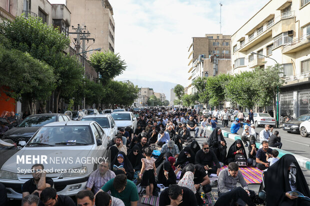 مراسم دعای عرفه در حسینیه صنف لباس فروش‌های تهران