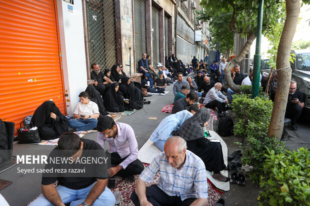 مراسم دعای عرفه در حسینیه صنف لباس فروش‌های تهران