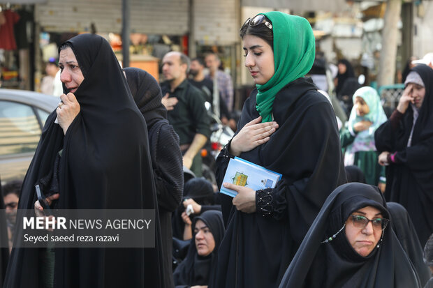 مراسم دعای عرفه در حسینیه صنف لباس فروش‌های تهران