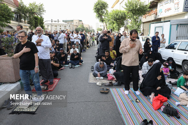 مراسم دعای عرفه در حسینیه صنف لباس فروش‌های تهران
