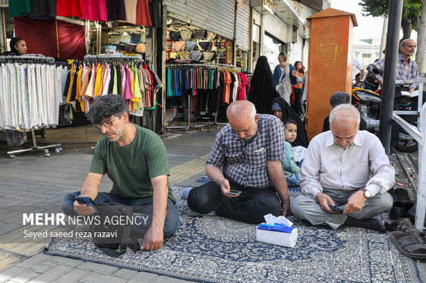 مراسم دعای عرفه در حسینیه صنف لباس فروش‌های تهران