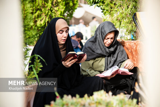 «دعای عرفه» گلستان شهدای اصفهان