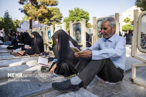 «دعای عرفه» در گلستان شهدای اصفهان