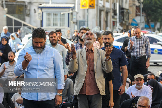 مراسم دعای عرفه در حسینیه صنف لباس فروش‌های تهران