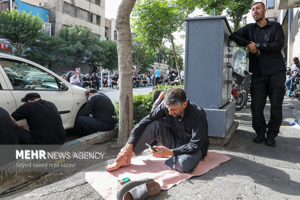 مراسم دعای عرفه در حسینیه صنف لباس فروش‌های تهران
