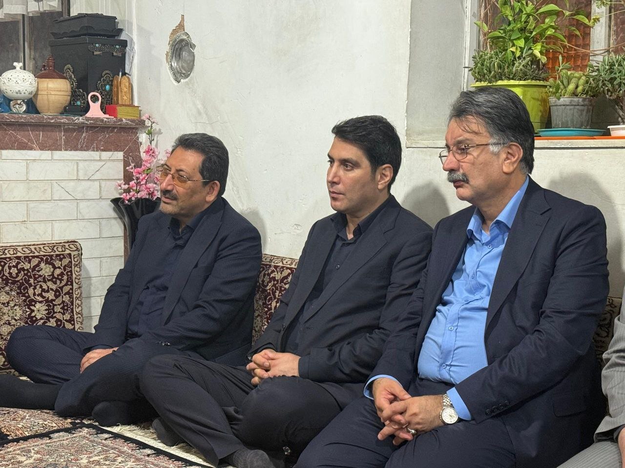 وزیر صمت با خانواده شهیدان «محمد و انور خوشنود» در سنندج دیدار کرد