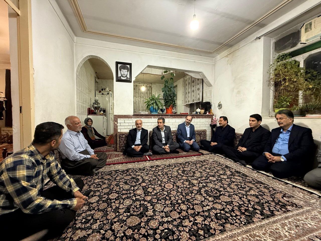 وزیر صمت با خانواده شهیدان «محمد و انور خوشنود» در سنندج دیدار کرد
