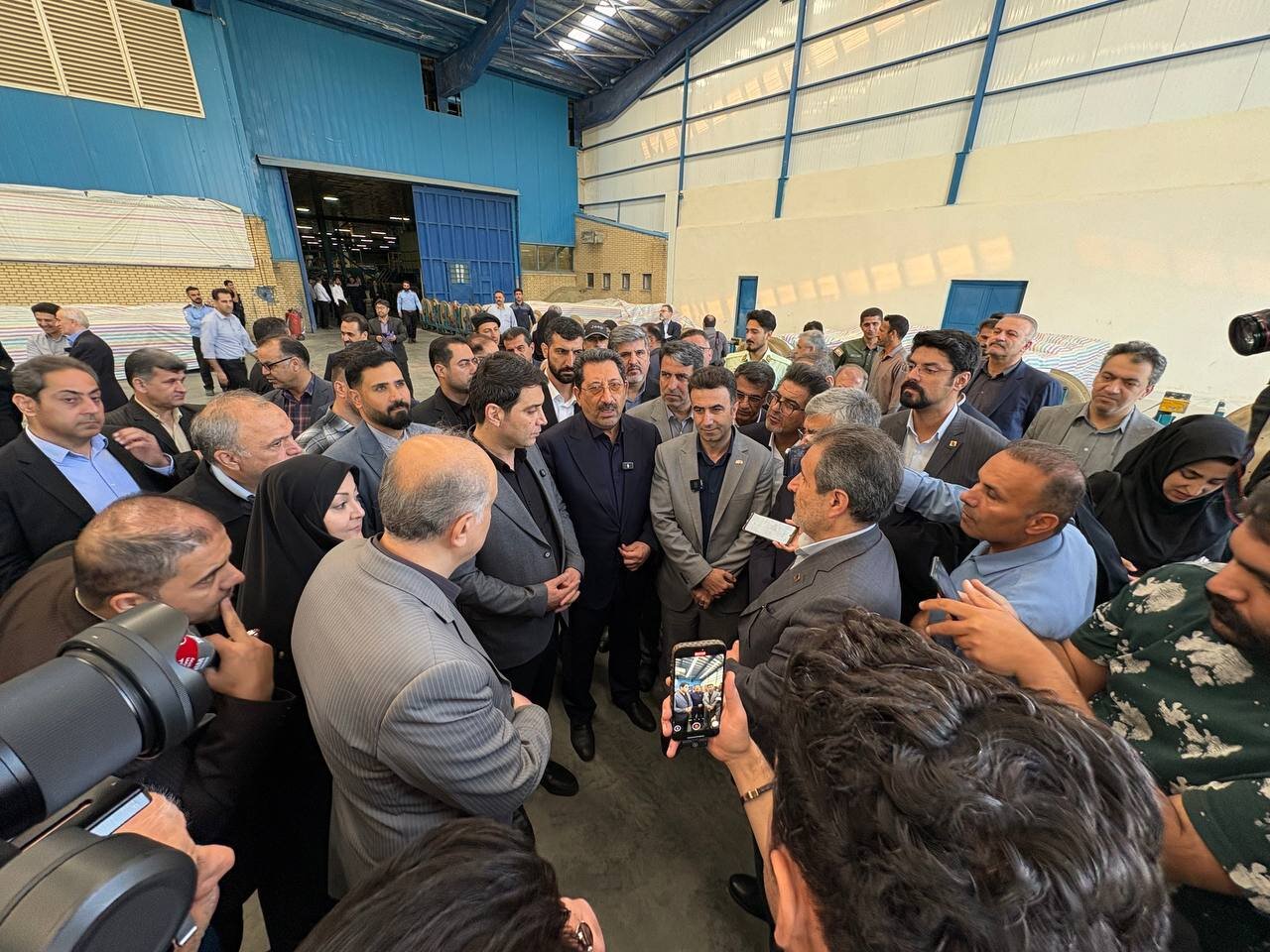 بازدید وزیر صمت از واحد تولیدی لاستیک سازی در سنندج