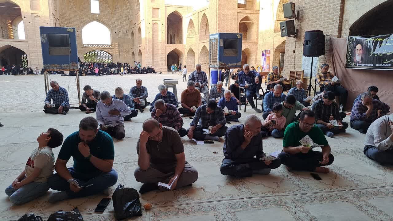 طنینانداز شدن نوای عرفه در اردستان؛ جلوهای از بندگی و شور معنوی