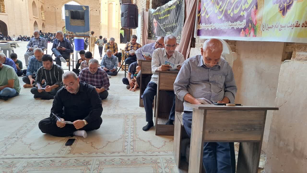 طنینانداز شدن نوای عرفه در اردستان؛ جلوهای از بندگی و شور معنوی