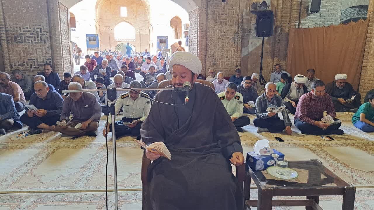 طنینانداز شدن نوای عرفه در اردستان؛ جلوهای از بندگی و شور معنوی