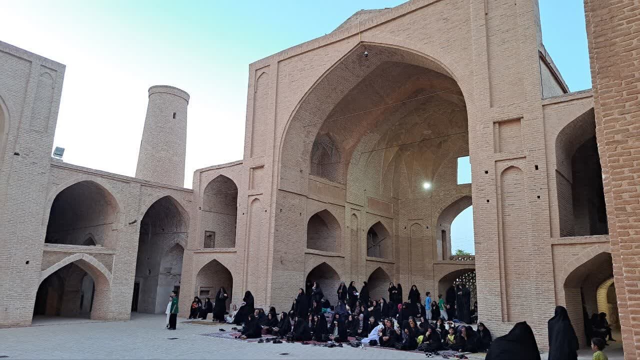 طنینانداز شدن نوای عرفه در اردستان؛ جلوهای از بندگی و شور معنوی