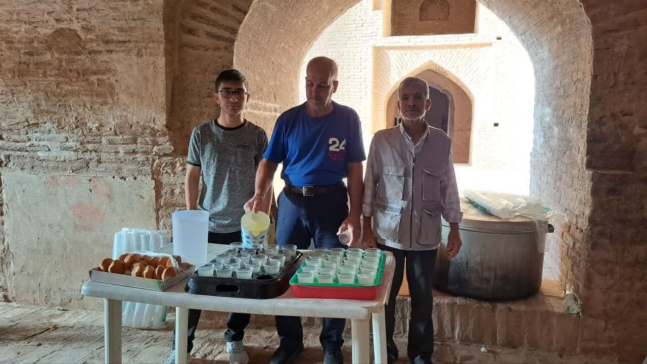 طنینانداز شدن نوای عرفه در اردستان؛ جلوهای از بندگی و شور معنوی