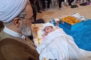 اذان حضرت آیت‌الله اعرافی در گوش نوزاد پس از نماز عید قربان