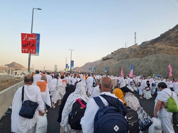 الحجاج يواصلون رمي الجمرات بأول أيام التشريق