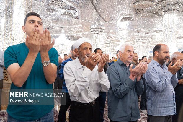 اقامه نماز عید قربان در حرم مطهر امام رضا(ع)