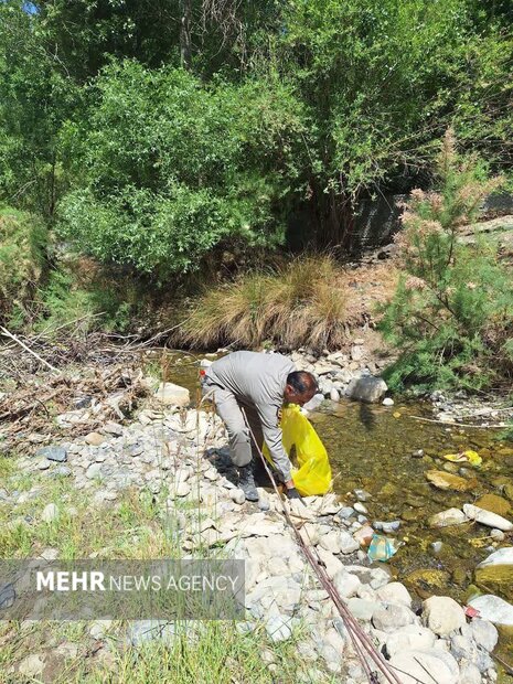 پاکسازی حاشیه رودخانه تاررود توسط گروه رفتگران طبیعت دماوند