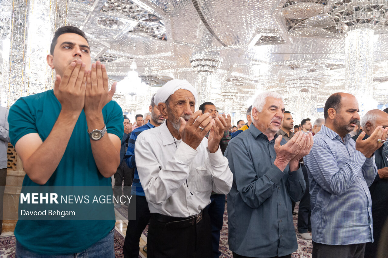 اقامه نماز عید قربان در حرم مطهر امام رضا(ع)