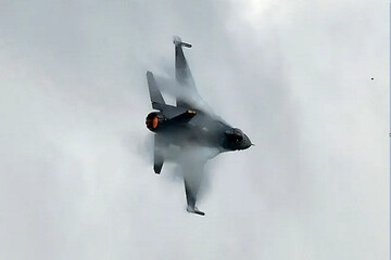 Hindistan'a ait savaş uçağı düştü