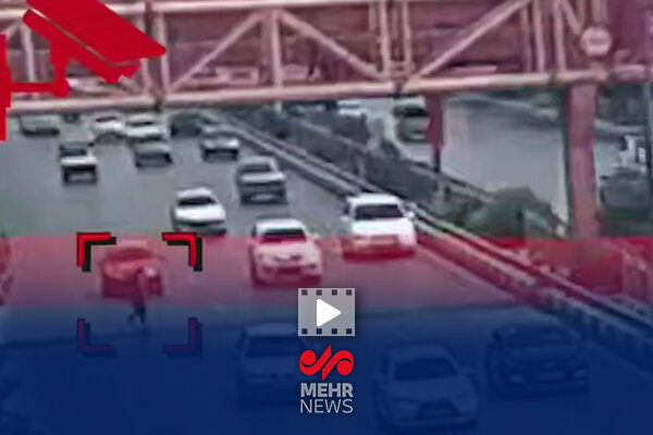 عبور غیرمجاز عابر پیاده از بزرگراه در مشهد حادثه آفرید