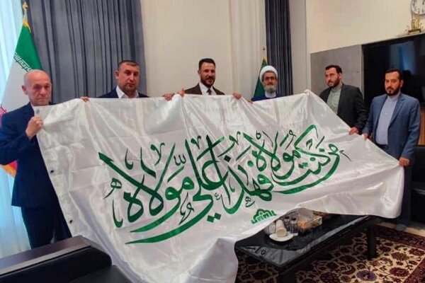 وفد العتبة العلويّة المقدّسة يسلّم راية الغدير الأغرّ إلى العتبة الرضوية المقدسة