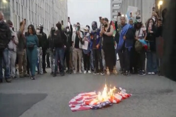 ABD bayrağı Los Angeles'ta yakıldı