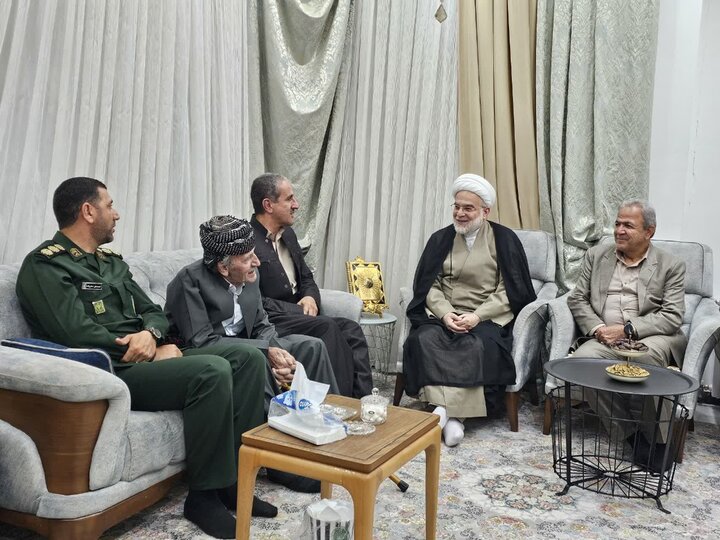 دیدار نماینده ولی فقیه در کردستان با خانوادههای شهدا و جانبازان بانه
