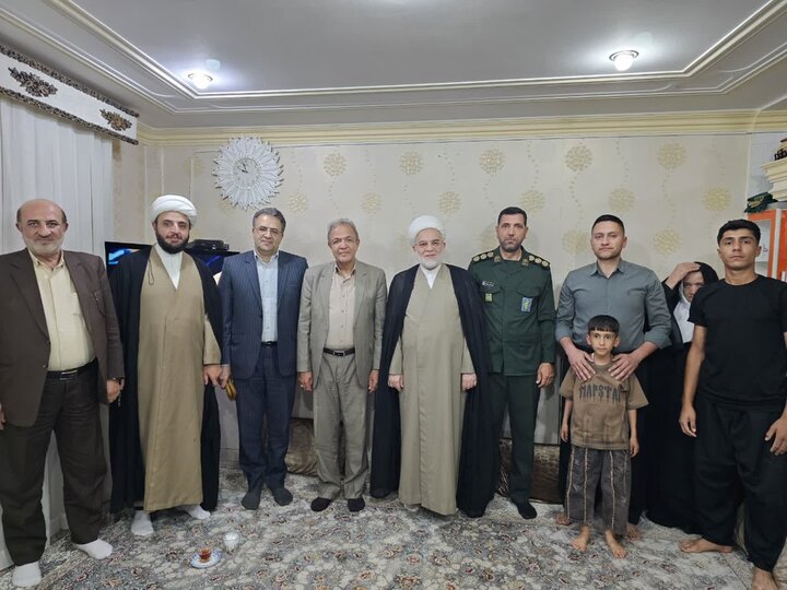 دیدار نماینده ولی فقیه در کردستان با خانوادههای شهدا و جانبازان بانه